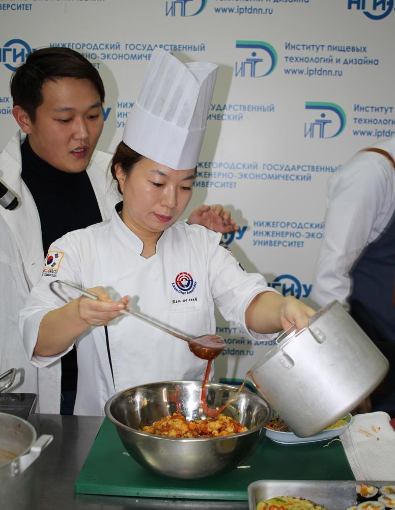 Корейские повара научили нижегородских студентов готовить национальные блюда (ФОТО) - фото 10