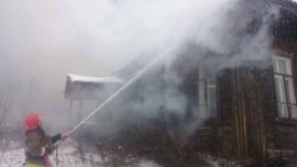 Неизвестные устроили пожар в расселенном доме в Выксе