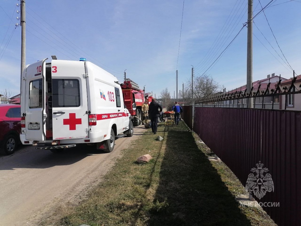 Пожарные спасли мужчину из горящего дома в поселке Шатки