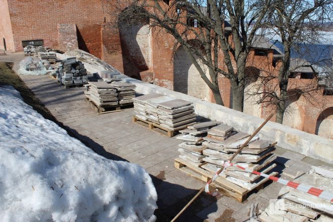 Ржавые урны и разбитая плитка: как пережили зиму знаковые места Нижнего Новгорода - фото 23