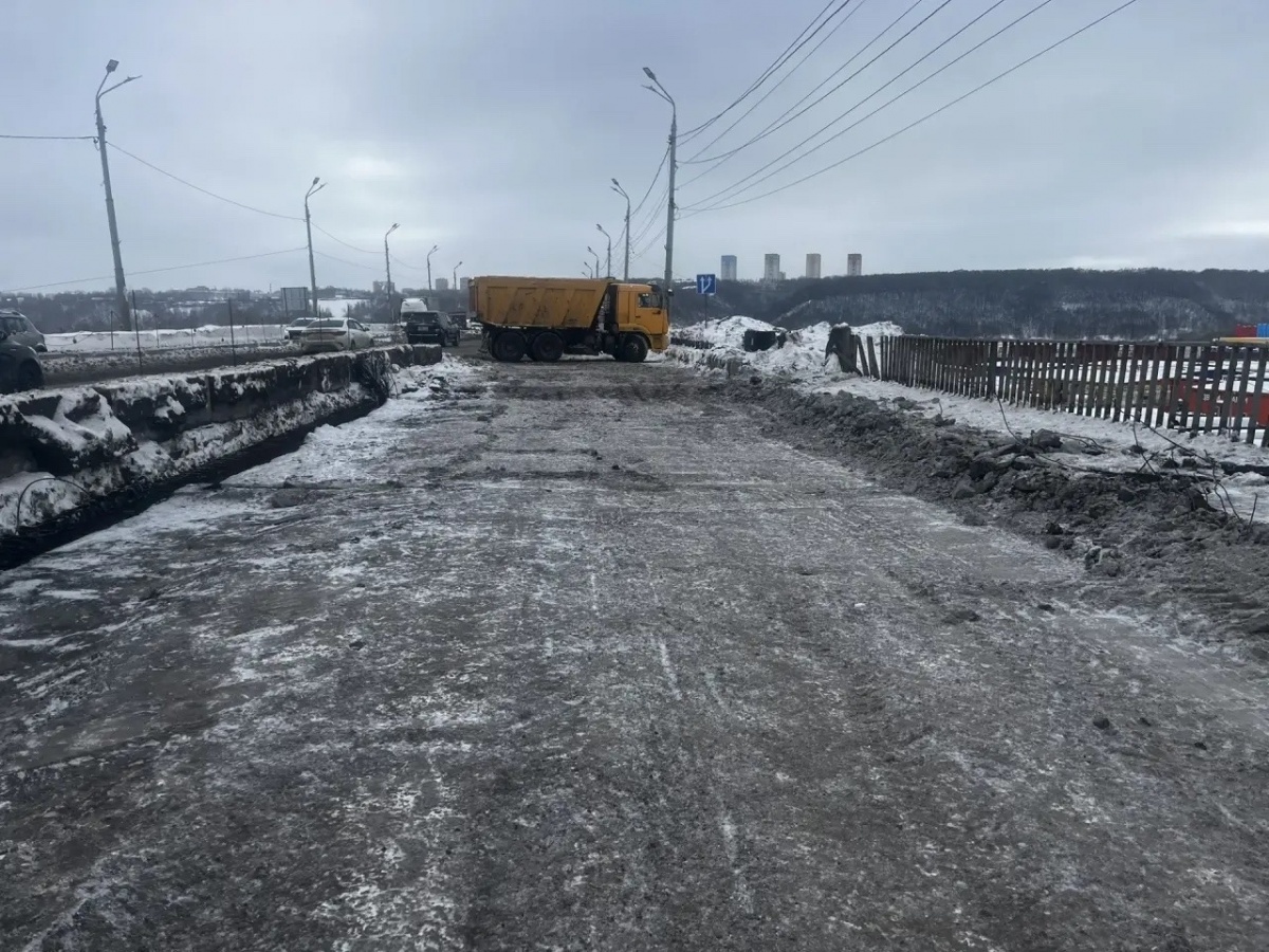 Ограничения на Мызинском мосту отменены из-за снегопада - фото 1