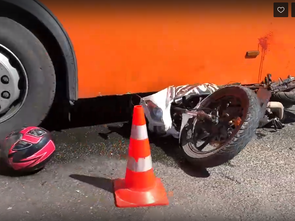 Мотоциклист погиб под колесами автобуса на автовокзале в Щербинках - фото 1