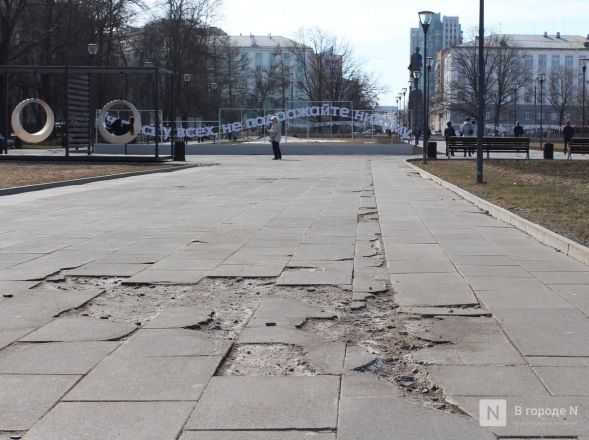 Трещит по швам: как выглядит центр Нижнего Новгорода после аномальной зимы — фоторепортаж - фото 101