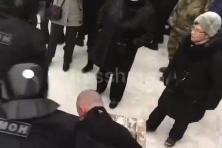 Протестующие прорвали оцепление полиции на Большой Покровской 