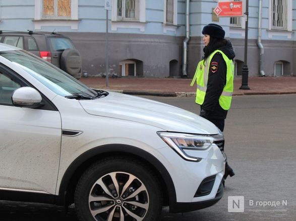 Девушки-полицейские поздравили нижегородских водителей с Днем защитника Отечества - фото 15