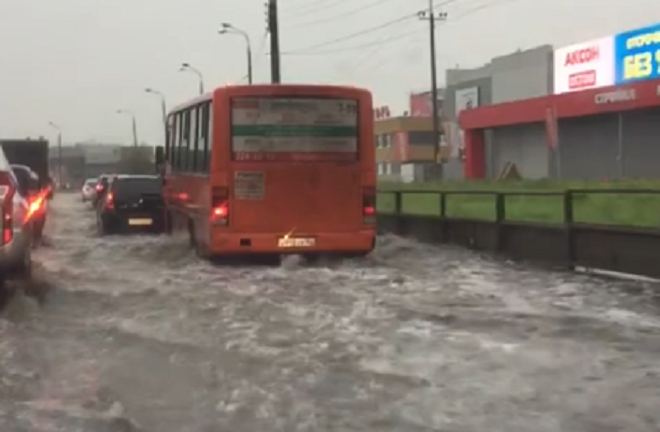 &laquo;Мы поплыли!&raquo;, &mdash; дороги Нижнего Новгорода заливает дождями - фото 1