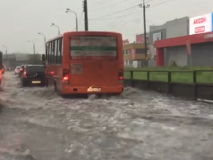 «Мы поплыли!», — дороги Нижнего Новгорода заливает дождями