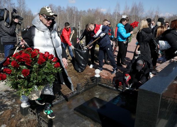 Артисты шоу Эрадзе прибрались на могиле актрисы Маргариты Назаровой в Нижнем Новгороде - фото 1