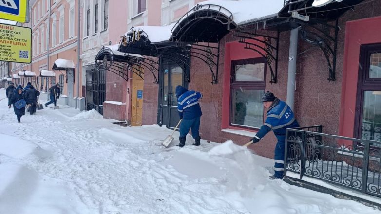 Чиновники взяли лопаты, чтобы бороться со снегом в Нижнем Новгороде - фото 2