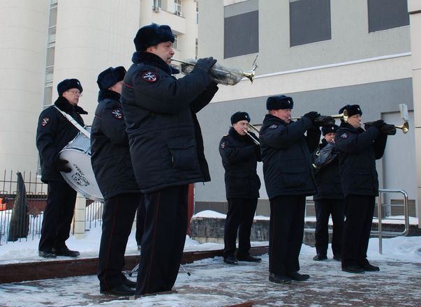 Оркестр нижегородской полиции сделал музыкальный подарок женщинам (ФОТО, ВИДЕО) - фото 17