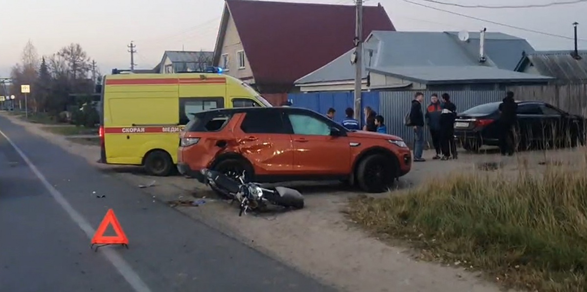 Двое подростков на питбайке пострадали в ДТП с кроссовером в Нижнем Новгороде - фото 1