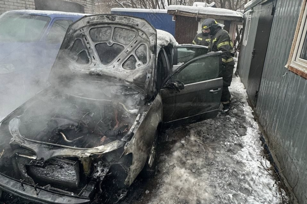 Три автомобиля сгорели в гаражах в Нижнем Новгороде - фото 1
