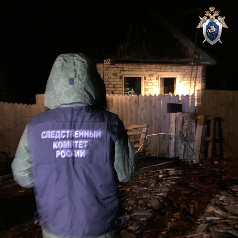 СК возбудил уголовное дело по факту гибели трех людей на пожаре в Володарском районе - фото 2