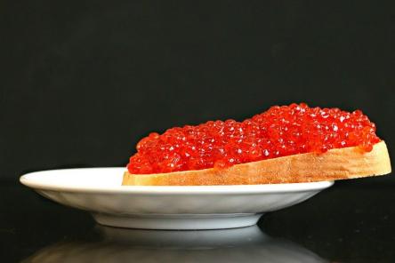 В Роскачестве рассказали, как выбрать красную икру к новогоднему столу