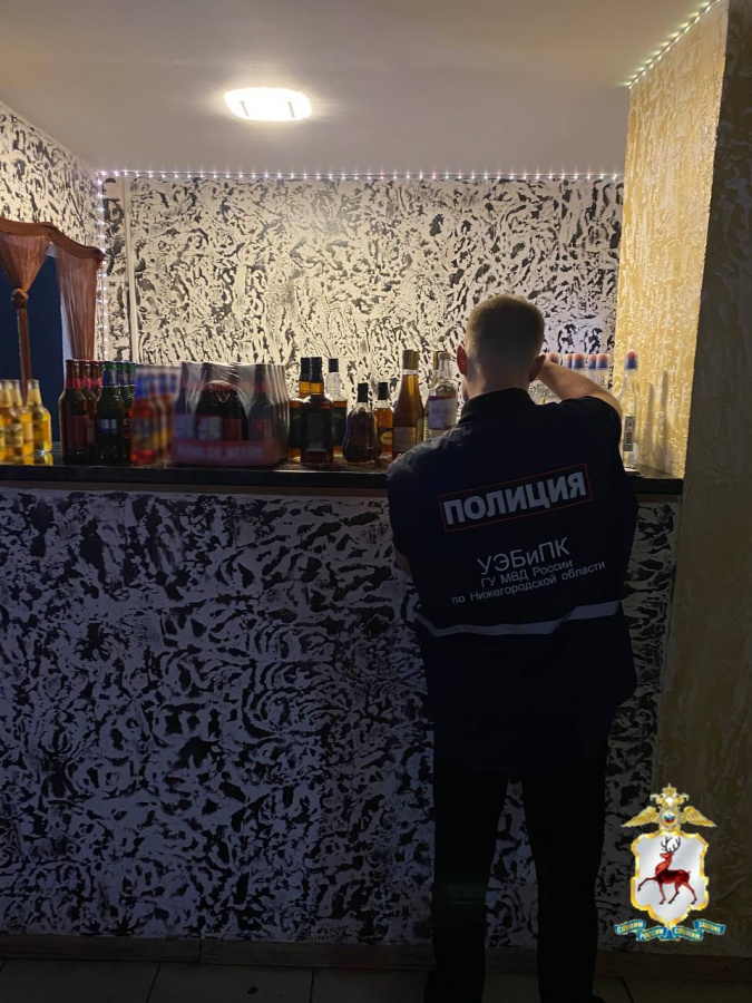 Более 100 литров опасного алкоголя нашли в нижегородском кафе - фото 1