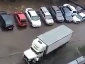 Грузовик протаранил восемь автомобилей на парковке в Нижнем Новгороде (ВИДЕО)