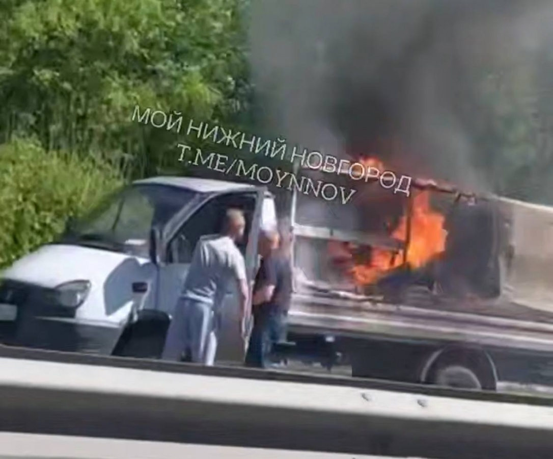 &laquo;ГАЗель&raquo; загорелась на дороге в Приокском районе Нижнего Новгорода - фото 1