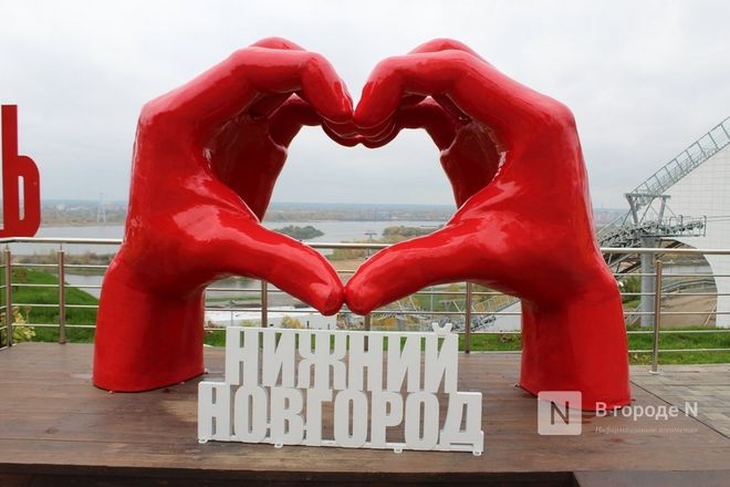 Гигантские красные руки появились около колеса обозрения в Нижнем Новгороде - фото 1