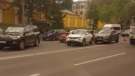 Пробка образовалась на проспекте Гагарина в Нижнем Новгороде из-за массовой аварии - фото 1
