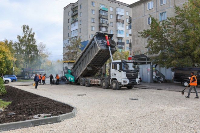 Дворы на двух улицах и бульваре продолжают благоустраивать в Дзержинске - фото 4