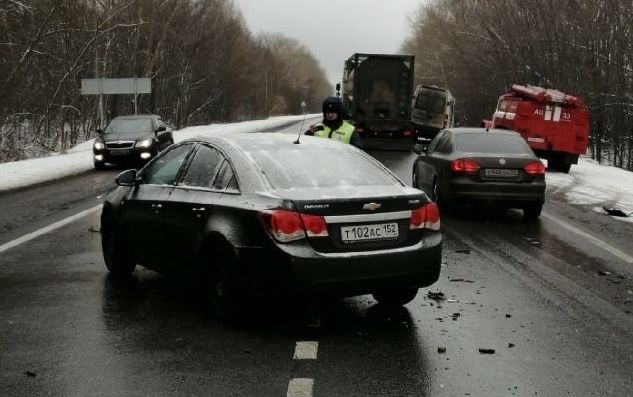 Два человека пострадали в столкновении автобуса с легковушкой в Лысковском районе