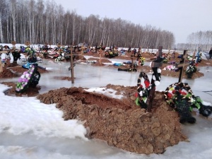 «Гробы скоро всплывут»: в Арзамасе затопило кладбище