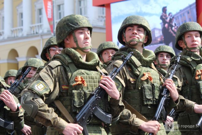 Фоторепортаж: парад в честь 80-й годовщины Победы прошел в Нижнем Новгороде - фото 21