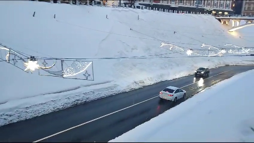 Коммунальщики закончили вывоз снега со склонов Зеленского съезда - фото 1