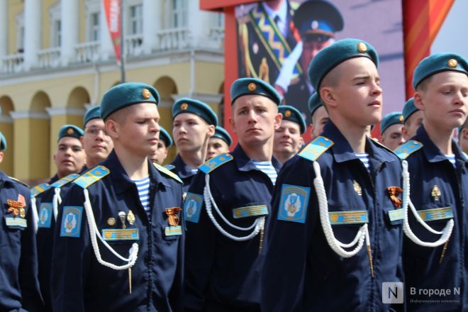 Фоторепортаж: парад в честь 80-й годовщины Победы прошел в Нижнем Новгороде - фото 17