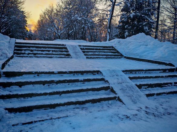 Аномальные морозы в Нижнем Новгороде: фоторепортаж из заснеженных парков - фото 26