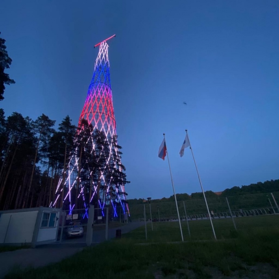 Большой российский триколор растянули у Шуховской башни в Дзержинске