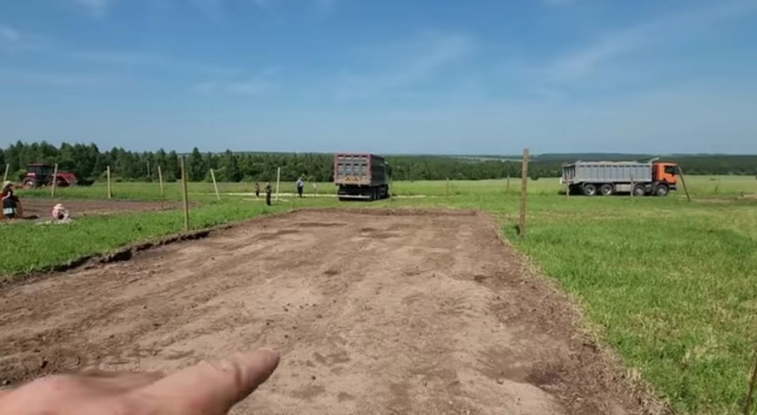 Переехавшие в Нижегородскую область канадцы строят волейбольную площадку - фото 1