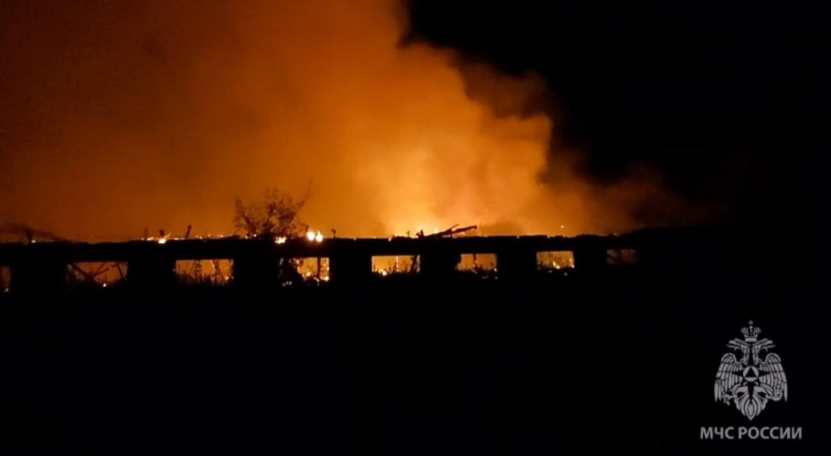 Мощный пожар вспыхнул на ферме в Нижегородской области - фото 1