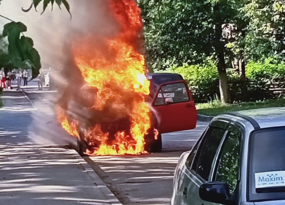 Автомобиль загорелся в Автозаводском районе - фото 1