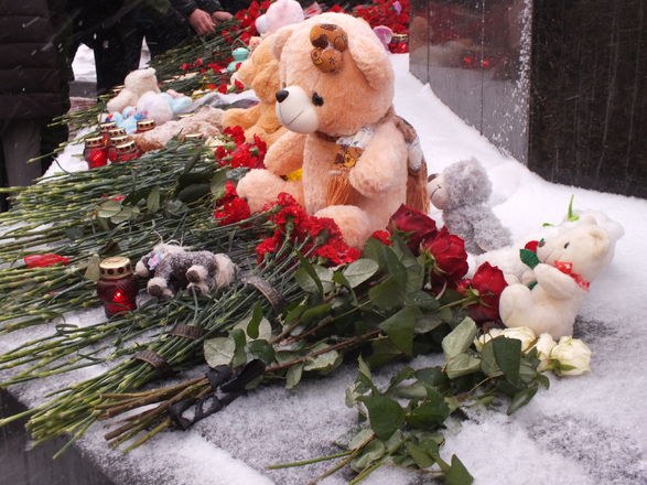 Сотни нижегородцев почтили память погибших в Кемерове - фото 8