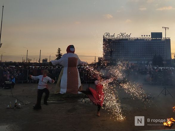 Фаер-шоу и казачьим хором проводили зиму на Нижегородской ярмарке - фото 15
