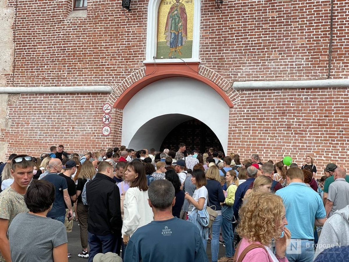 Толпа образовалась у входа в Нижегородский кремль - фото 1
