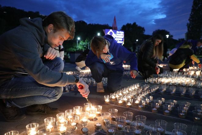 Огненную инсталляцию из 12 тысяч свечей создали нижегородцы в парке Победы - фото 3