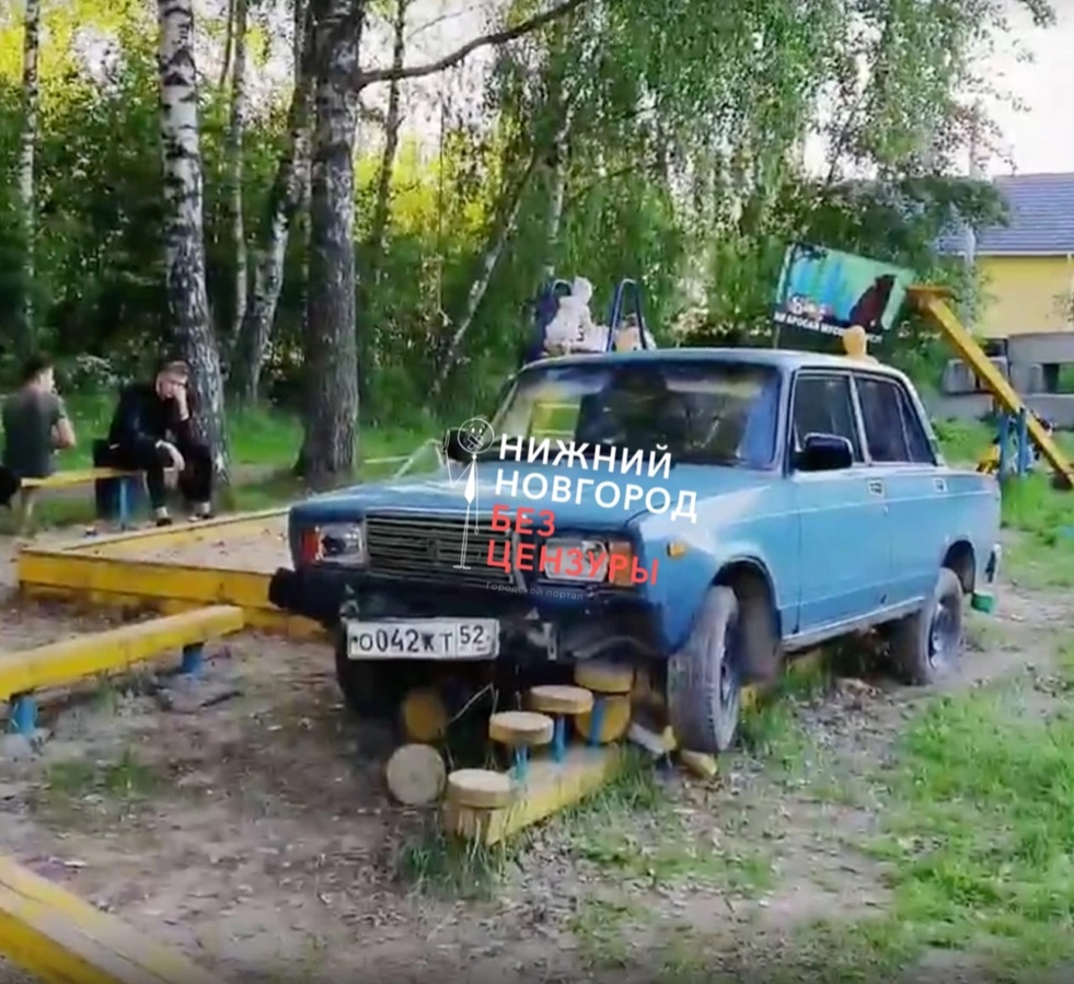 Подросток на «семерке» врезался в детскую площадку в Кстовском районе