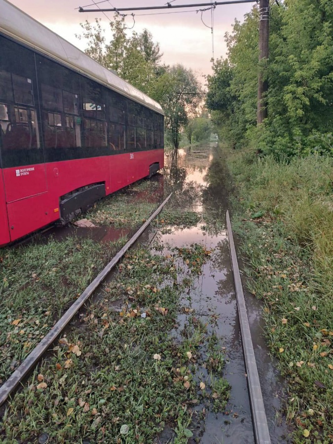 Трамваи №8 и №12 не ходят в Нижнем Новгороде из-за затопленных путей - фото 1
