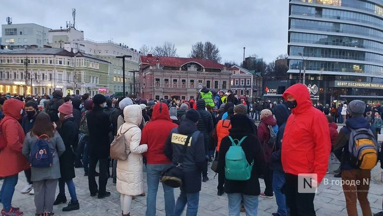 Около тысячи человек вышло на несанкционированный  митинг в поддержку Навального в Нижнем Новгороде - фото 5
