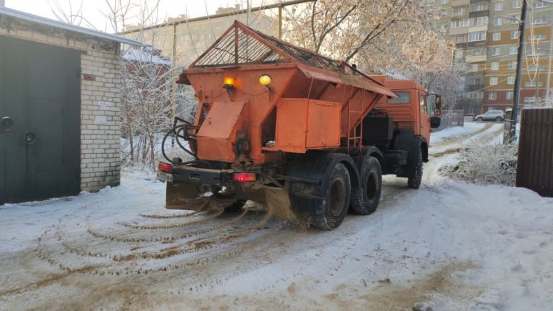Противогололедную обработку дорог и тротуаров усилили в Нижнем Новгороде - фото 1