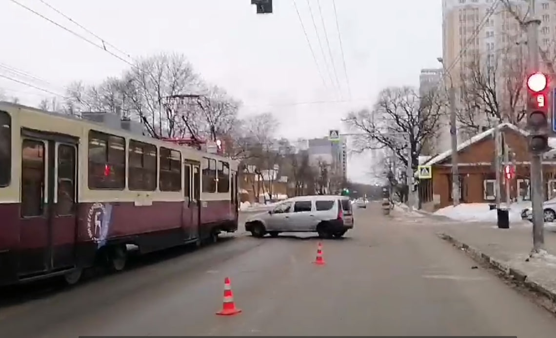 Автомобиль сбил выходящую из трамвая девушку на улице Белинского