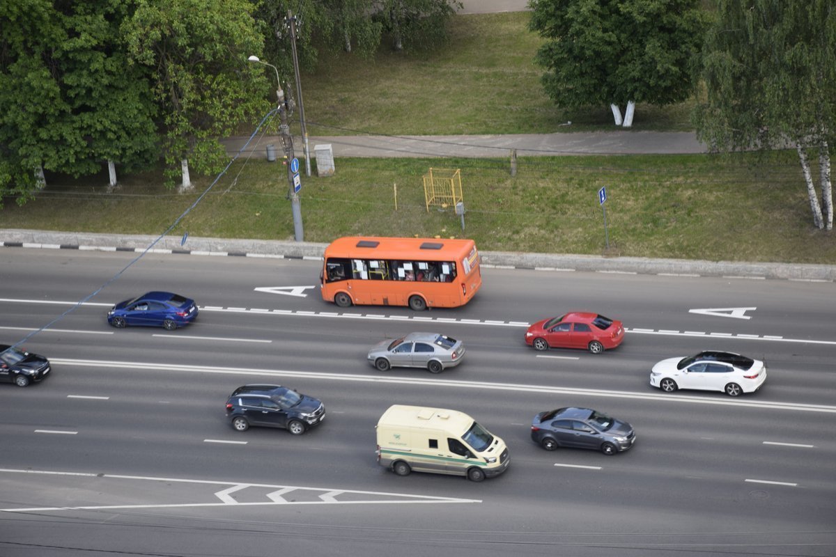 На двух шоссе и одном проспекте Нижнего Новгорода появятся выделенные полосы к 2028 году