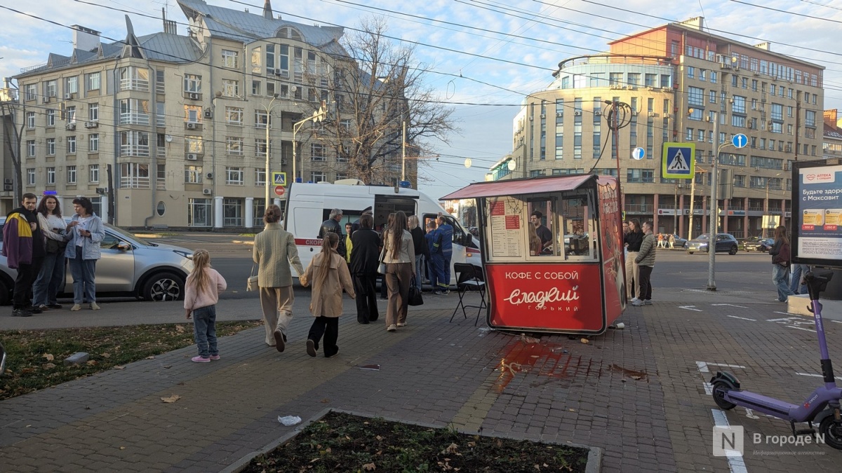 Иномарка влетела в киоск в центре Нижнего Новгорода: есть пострадавшие - фото 1
