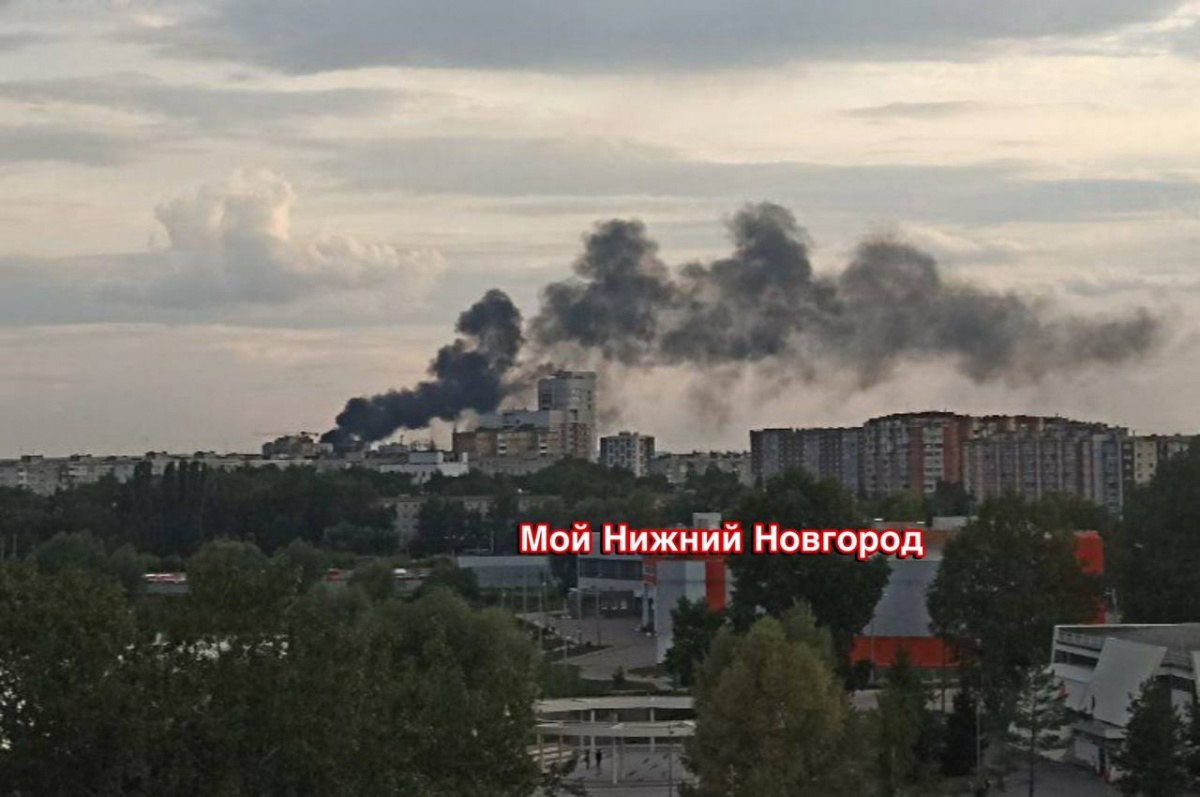 Столб дыма на Автозаводе напугал жителей Нижнего Новгорода 11 августа - фото 1
