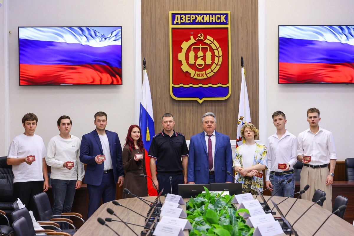 Десяти дзержинцам вручили удостоверения народных дружинников - фото 1