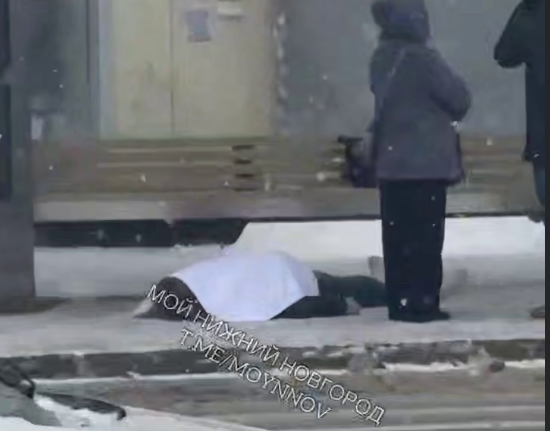 Соцсети: пассажир скончался на остановке в Нижнем Новгороде - фото 1