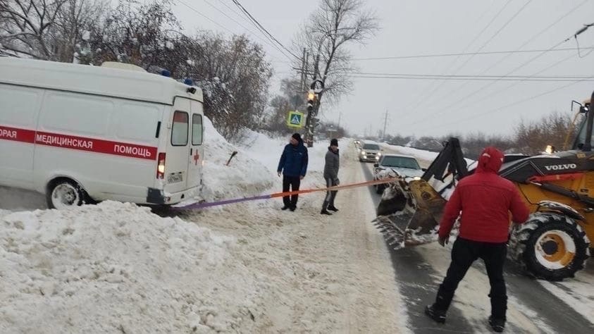Машина скорой помощи застряла в снегу на Бору - фото 1