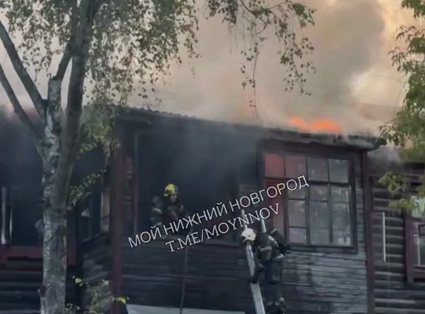 Расселенный деревянный дом сгорел в Нижнем Новгороде - фото 1
